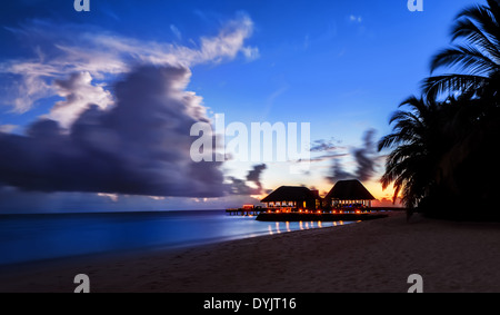 Nuit tranquille sur beach resort, la nature exotique des Maldives, destination pittoresque, bungalow de luxe et restaurant en bord de mer Banque D'Images
