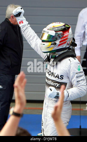 Shanghai, Chine. Apr 20, 2014. Mercedes AMG Petronas pilote britannique Lewis Hamilton célèbre après avoir remporté le Formula One Grand Prix de Chine à Shanghai, la Chine orientale, le 20 avril 2014. Credit : Fan Jun/Xinhua/Alamy Live News Banque D'Images