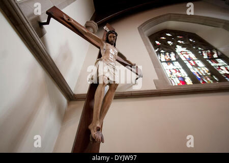 Wimbledon Londres, Royaume-Uni. 20 avril 2014. Une grande congrégation fidèle assiste à la messe le dimanche de Pâques à l'Église catholique du Sacré-Cœur à Wimbledon Banque D'Images