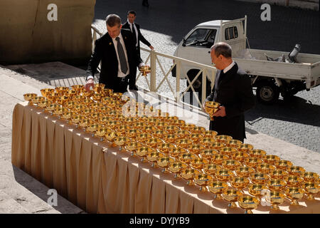 St Peter's square, Vatican. Apr 20, 2014. Pape Francis procède à la messe de Pâques sur la Place Saint Pierre au Vatican. Le Pape a appelé à mettre fin à la guerre. Credit : Realy Easy Star/Alamy Live News Banque D'Images