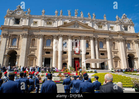 St Peter's square, Vatican. Apr 20, 2014. Pape Francis procède à la messe de Pâques sur la Place Saint Pierre au Vatican. Le Pape a appelé à mettre fin à la guerre. Credit : Realy Easy Star/Alamy Live News Banque D'Images