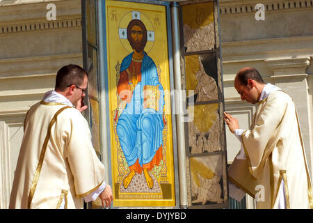 St Peter's square, Vatican. Apr 20, 2014. Pape Francis procède à la messe de Pâques sur la Place Saint Pierre au Vatican. Le Pape a appelé à mettre fin à la guerre. Credit : Realy Easy Star/Alamy Live News Banque D'Images