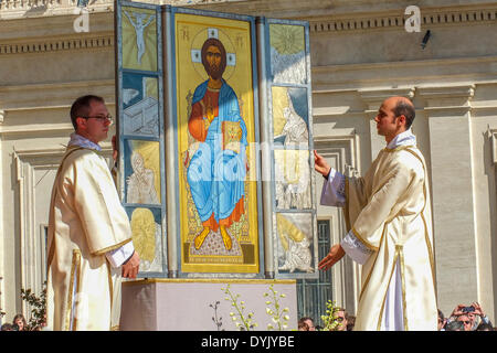 St Peter's square, Vatican. Apr 20, 2014. Pape Francis procède à la messe de Pâques sur la Place Saint Pierre au Vatican. Le Pape a appelé à mettre fin à la guerre. Credit : Realy Easy Star/Alamy Live News Banque D'Images