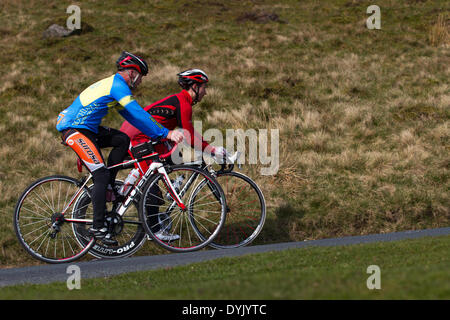 Rawtenstall, Lancashire. 20 avril 2014. PendleWitches Vintage Velo cycle bienfaisance événement. Pour célébrer la venue du Tour de France arrivant à Yorkshire Juillet 2014, les sorcières de Pendle est allé pour un style classique et vintage tour sentir avec le troisième tour de la North West's Vintage sportif. Un Dimanche de Pâques vitrine pour quelques vieux classiques de l'école le monde du cyclisme. Banque D'Images