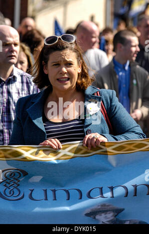 Derry, Londonderry, en Irlande du Nord - 20 avril 2014. Insurrection de Pâques 1916 commémoré. Le Sinn Fein Vice-président Mary Lou McDonald TD participer au congrès annuel de 1916, le Sinn Fein Commémoration de Pâques mars. Crédit : George Sweeney / Alamy Live News Banque D'Images