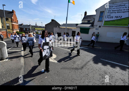 Derry, Londonderry, en Irlande du Nord - 20 avril 2014. Insurrection de Pâques 1916 commémoré. Les femmes l'occasion du centenaire de la fondation de Cumann na mBan (Ligue des femmes créé en 1914 comme un corps auxiliaire pour compléter l'armée de volontaires irlandais) en conduisant le Sinn Fein annuel 1916 Commémoration de Pâques mars. Crédit : George Sweeney / Alamy Live News Banque D'Images