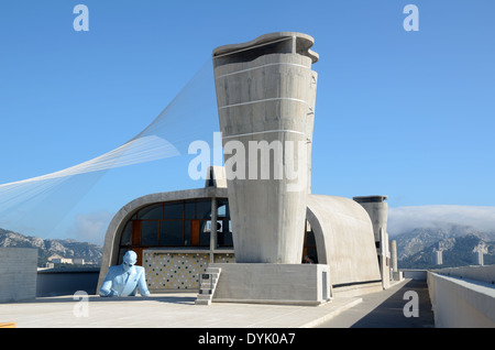 Terrasse de toit en béton et de Ventilation de l'Unité d'habitation ou Cité radieuse de Le Corbusier Marseille ou Marseille France Banque D'Images