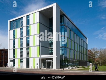 Le bâtiment James Chadwick, Manchester University Campus, à l'Est de la rue Booth, Manchester, Angleterre, Royaume-Uni. Halliday Meecham, 2012. Banque D'Images