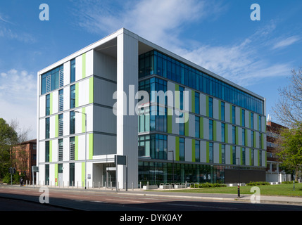 Le bâtiment James Chadwick, Manchester University Campus, à l'Est de la rue Booth, Manchester, Angleterre, Royaume-Uni. Halliday Meecham, 2012. Banque D'Images