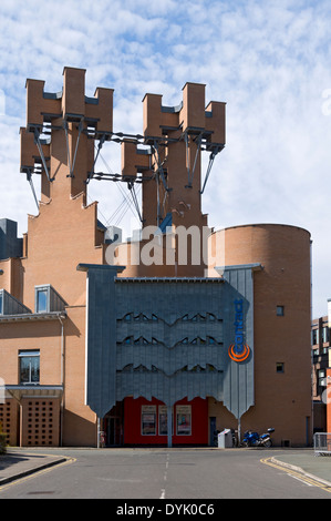 Le bâtiment du Théâtre Contact, Oxford Road, Manchester, Angleterre, Royaume-Uni. Architecte Alan Short and Associates, 1999. Banque D'Images