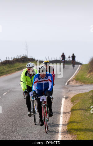 Rawtenstall, Lancashire. 20 avril 2014. Les sorcières de Pendle Vintage Velo cycle bienfaisance événement. Pour célébrer la venue du Tour de France arrivant à Yorkshire Juillet 2014, les sorcières de Pendle est allé pour un style classique et vintage tour sentir avec le troisième tour de la North West's Vintage sportif. Un Dimanche de Pâques vitrine pour quelques vieux classiques de l'école le monde du cyclisme. Banque D'Images