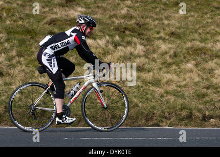 Pilote sur Beone Diablo Race Bike à Rawtenstall, Lancashire. 20 avril 2014. Pengle Witches Vintage Velo activité de cycle de charité. Pour célébrer l'arrivée du Tour de France dans le Yorkshire en juillet 2014, les sorcières Pendle ont fait une excursion classique et vintage avec la troisième promenade du sportif vintage du Nord-Ouest. Banque D'Images