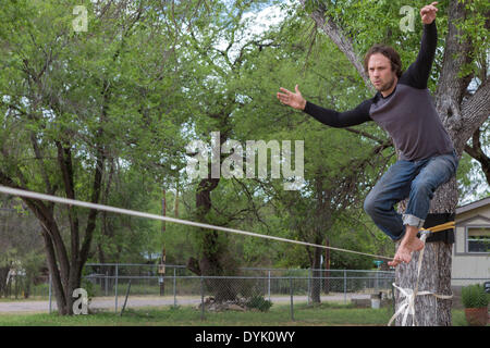 Patagonia, Arizona, USA. Apr 19, 2014. Les pratiques techniques PUCE FIEBERG slackline dans un parc sans nom en Patagonie, Arizona, le samedi 19 avril, 2014. Slackline est le sport de la marche d'un petit cordage en nylon entre deux points. FIEBERG co-propriétaire de la puce et 'Laura' studio de yoga en Patagonie, une ville avec environ 900 habitants, au sud de Tucson, près de la frontière avec le Mexique. La région est une destination populaire l'observation des oiseaux. © ZUMAPRESS.com/Alamy Barbutes Tracy/Live News Banque D'Images