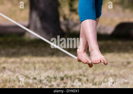 Patagonia, Arizona, USA. Apr 19, 2014. LAURA FIEBERG slacklining pratiques techniques dans un parc sans nom en Patagonie, Arizona, le samedi 19 avril, 2014. Slackline est le sport de la marche d'un petit cordage en nylon entre deux points. FIEBERG possède la puce et 'Laura' studio de yoga avec son mari, puce, en Patagonie, une ville avec environ 900 habitants, au sud de Tucson, près de la frontière avec le Mexique. La région est une destination populaire l'observation des oiseaux. © ZUMAPRESS.com/Alamy Barbutes Tracy/Live News Banque D'Images