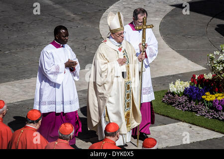 Vatican, Cité du Vatican. Apr 20, 2014. Le pape François célèbre la Messe de Pâques sur la Place Saint-Pierre au Vatican le 20 avril 2014. Le pape François a tenu une messe sur la Place Saint-Pierre au Vatican pour célébrer le Jour de Pâques, les plus joyeux jour de l'année chrétienne, qui commémore la résurrection du Christ Jésus. Credit : Giuseppe Ciccia/Pacific Press/Alamy Live News Banque D'Images