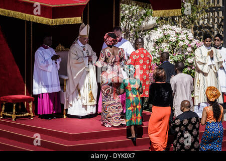 Vatican, Cité du Vatican. Apr 20, 2014. Le pape François célèbre la Messe de Pâques sur la Place Saint-Pierre au Vatican le 20 avril 2014. Le pape François a tenu une messe sur la Place Saint-Pierre au Vatican pour célébrer le Jour de Pâques, les plus joyeux jour de l'année chrétienne, qui commémore la résurrection du Christ Jésus. Credit : Giuseppe Ciccia/Pacific Press/Alamy Live News Banque D'Images