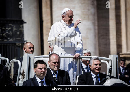 Vatican, Cité du Vatican. Apr 20, 2014. Le pape François salue les fidèles à la fin de la Messe du Dimanche de Pâques sur la Place Saint-Pierre au Vatican le 20 avril 2014. Le pape François a tenu une messe sur la Place Saint-Pierre au Vatican pour célébrer le Jour de Pâques, les plus joyeux jour de l'année chrétienne, qui commémore la résurrection du Christ Jésus. Credit : Giuseppe Ciccia/Pacific Press/Alamy Live News Banque D'Images