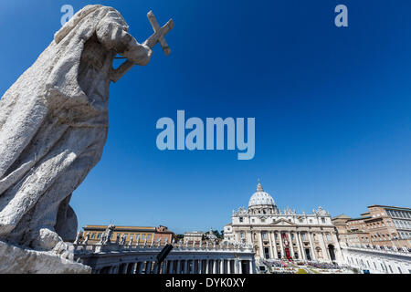 Vatican, Cité du Vatican. Apr 20, 2014. Le point de vue de Place Saint Pierre dans la Cité du Vatican au cours de la Messe du Dimanche de Pâques célébrée par le Pape François le 20 avril 2014. Le pape François a tenu une messe sur la Place Saint-Pierre au Vatican pour célébrer le Jour de Pâques, les plus joyeux jour de l'année chrétienne, qui commémore la résurrection du Christ Jésus. Credit : Giuseppe Ciccia/Pacific Press/Alamy Live News Banque D'Images