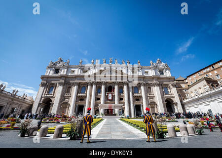 Vatican, Cité du Vatican. Apr 20, 2014. Le pape François célèbre la Messe de Pâques sur la Place Saint-Pierre au Vatican le 20 avril 2014. Le pape François a tenu une messe sur la Place Saint-Pierre au Vatican pour célébrer le Jour de Pâques, les plus joyeux jour de l'année chrétienne, qui commémore la résurrection du Christ Jésus. Credit : Giuseppe Ciccia/Pacific Press/Alamy Live News Banque D'Images