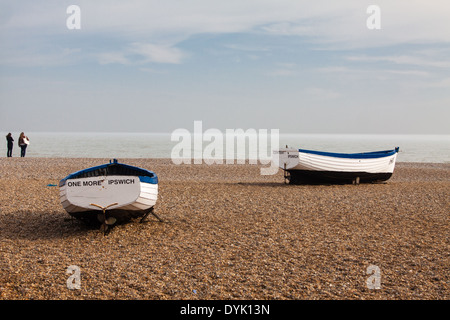 En admirant la vue sur la plage d'Aldeburgh Banque D'Images