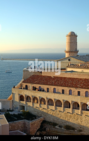 Fort Saint Jean et le phare à l'entrée du Vieux Port ou Vieux Port Marseille ou Marseille Provence France Banque D'Images