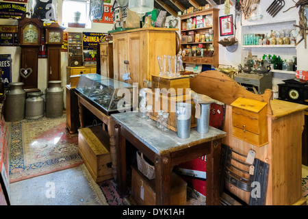 L'intérieur d'un magasin d'antiquités d'une collection de vieux pays ferme, ustensiles et outils de travail du bois Banque D'Images