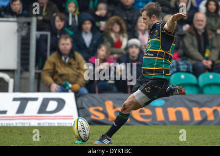 Northampton, Royaume-Uni. Apr 20, 2014. Stephen MYLER de Northampton Saints convertit Salesi MA'AFU, essayons pendant le match Aviva Premiership entre Northampton Saints et London Irish à Franklin's Gardens. Score final : 36-21 Northampton Saints irlandais de Londres. Credit : Action Plus Sport/Alamy Live News Banque D'Images