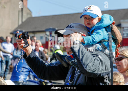 Glasgow, Royaume-Uni. Apr 20, 2014. Depuis 35 ans une course de bienfaisance a été organisé autour de centre-ville de Glasgow, en commençant et finissant à Yorkhill Hospital for Sick Children. De nombreux motocyclistes, vêtus de costumes de fantaisie, et voyageant à elle de toute l'Ecosse, appuyer l'événement et sensibiliser des milliers de livres chaque année pour l'hôpital. Cette année, peut-être à cause de la météo de Pâques ensoleillée, on estime qu'environ 2000 motos ont participé. Credit : Findlay/Alamy Live News Banque D'Images