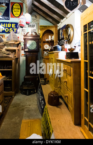 L'intérieur d'un magasin d'antiquités d'une collection de vieux pays ferme, ustensiles et outils de travail du bois Banque D'Images