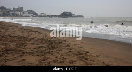 Broadstairs, Kent, UK. Apr 20, 2014. Tirer le maximum des surfeurs les pauvres UK météo à Broadstairs, Kent - Pâques dimanche, 20 avril 2014 : Crédit Photographie Pierre Bay/Alamy Live News Banque D'Images