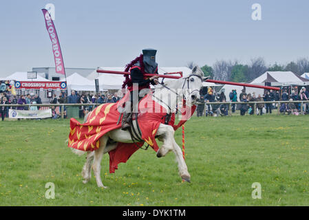 Thame, Oxon, UK. Apr 20, 2013. Cavaliers de l'équipe de stunt Knight effectuer des cascades et des joutes à la Thame Country Fair Banque D'Images