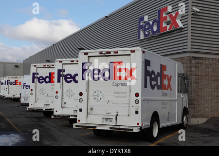 Les camions de livraison Express fédéral stationné à l'extérieur du terminal de FedEx à l'aéroport d'Ottawa, Canada, Ottawa, le 19 avril, 2014 Banque D'Images