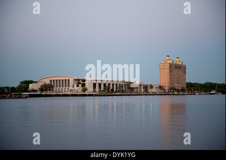 USA Georgia GA Savannah River, l'hôtel Westin Savannah et le commerce international et Convention Center Banque D'Images