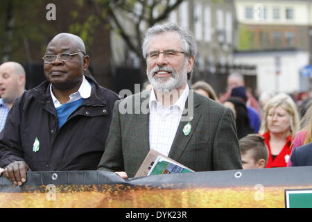 Dublin, Irlande. 20 avril 2014. Le président du Sinn Fein Gerry Adams marche sur le haut de la commémoration du mois de mars. Le président du Sinn Fein Gerry Adams a dirigé le Sinn Fein commémoration du 98e anniversaire de l'Insurrection de Pâques 1916. Les partisans ont marché depuis le jardin du souvenir à la General Post Office (GPO) pour un rassemblement. Crédit : Michael Debets/Alamy Live News Banque D'Images