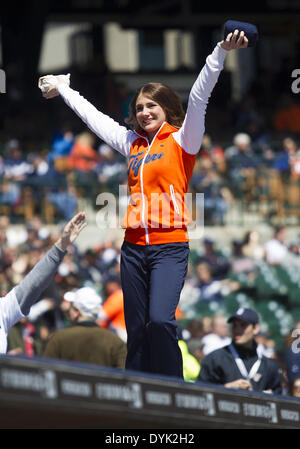 Detroit, Michigan, USA. Apr 19, 2014. 19 avril 2014 : Tiger Detroit DTE Energy Squad états Lainey Williams effectue au cours de l'action jeu MLB entre le Los Angeles Angels et les Tigers de Detroit à Comerica Park à Detroit, Michigan. Les Tigres défait les anges 5-2. © csm/Alamy Live News Banque D'Images