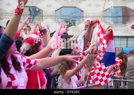 Zagreb, Croatie - 14 juin 2012 : les fans de football croate sur la place principale, à regarder l'EURO 2012 match de l'Italie contre la Croatie. Banque D'Images