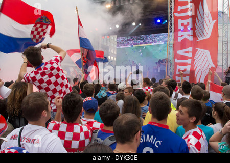 Zagreb, Croatie - 14 juin 2012 : les fans de football croate sur la place principale, à regarder l'EURO 2012 match de l'Italie contre la Croatie. Banque D'Images