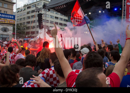 Zagreb, Croatie - 14 juin 2012 : les fans de football croate sur la place principale, à regarder l'EURO 2012 match de l'Italie contre la Croatie. Banque D'Images