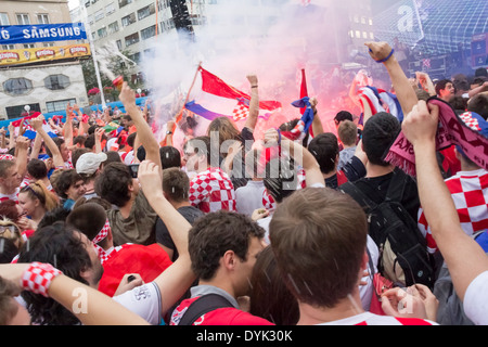 Zagreb, Croatie - 14 juin 2012 : les fans de football croate sur la place principale, à regarder l'EURO 2012 match de l'Italie contre la Croatie. Banque D'Images