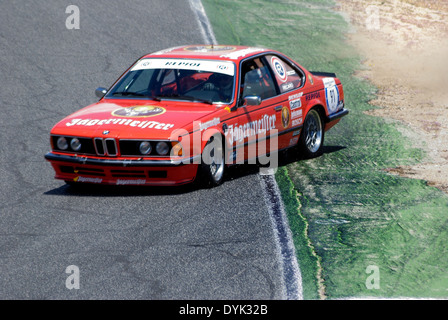 BMW 635 csi Jagermeister dans une dérive en marge de la piste de course. Moteur de Jarama de courses. Banque D'Images