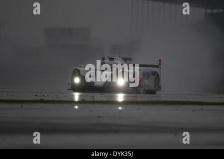 Towcester, UK. Apr 20, 2014. # 8 la Toyota TS 040 hybride - conduit par ANTHONY DAVIDSON, Nicolas Lapierre et Sébastien Buemi durant les 6 heures de Silverstone en 2014 au circuit de Silverstone Towcester, Royaume-Uni. Credit : James Gasperotti/ZUMA/ZUMAPRESS.com/Alamy fil Live News Banque D'Images