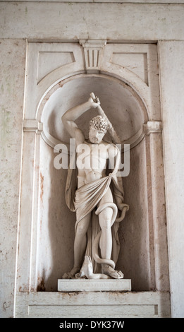 Sculpture (action vertueuse) Sous les arches à l'entrée du palais national d'Ajuda Banque D'Images