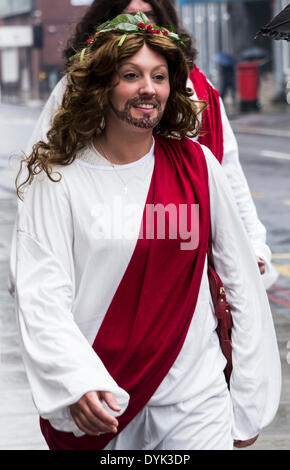 Londres, Royaume-Uni. Apr 20, 2014. Christathon est un pub crawl Pâques pour lequel les participants se déguiser en Jésus costumes et visiter bibliquement nommée pubs pour récolter des fonds pour la charité. London, UK le dimanche de Pâques, 20 avril, 2014 Credit : Cecilia Colussi/Alamy Live News Banque D'Images