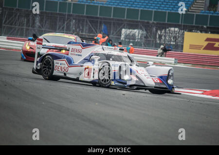 Towcester, UK. Apr 20, 2014. # 8 la Toyota TS 040 hybride - conduit par ANTHONY DAVIDSON, Nicolas Lapierre et Sébastien Buemi durant les 6 heures de Silverstone en 2014 au circuit de Silverstone Towcester, Royaume-Uni. Credit : Gergo Toth/Alamy Live News Banque D'Images