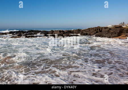 Eau vague blanche entrant sur un plage de Ballito au nord de Durban, Afrique du Sud Banque D'Images