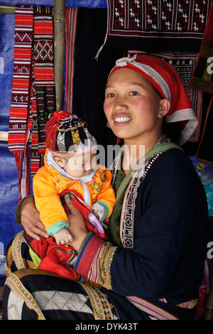 Dao rouge mère et enfant qui vend la broderie, Ta Phin, village de Sa Pa (SAPA), le Nord Vietnam Banque D'Images