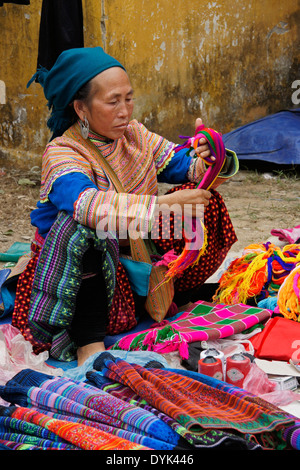 Femme Flower Hmong en vente, marché, Luc Nam Sapa (Sa Pa), le Nord Vietnam Banque D'Images