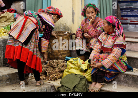 Les femmes Flower Hmong au marché le dimanche, Bac Ha, Sapa (Sa Pa), le Nord Vietnam Banque D'Images