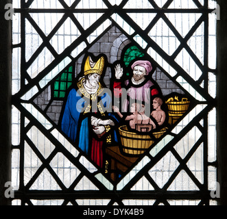 Saint Nicholas économiser trois garçons à partir d'un baril de vitraux, Église Saint Nicolas, Little Horwood, Buckinghamshire, England, UK Banque D'Images