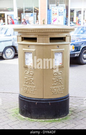 Un Royal Mail post box or peint pour célébrer la médaille d'Anna Watkins pour les Jeux Olympiques de 2012. Double femmes aviron Banque D'Images